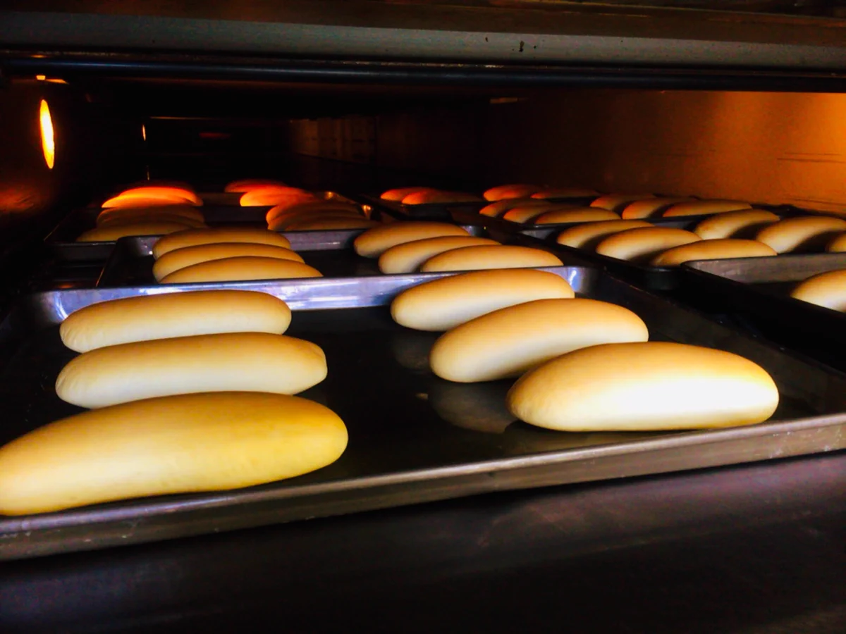 「明日から急遽給食工場のコッペパン販売します！」3本入り108円で本店・大庭店・JA直売所で販売