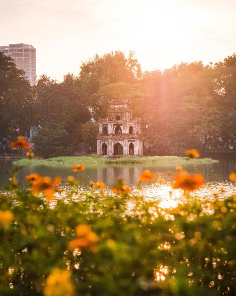 immigration_net's tweet photo. ☀️🌆 Hanoi is a city that hammers the senses with its crowds of people and buzzing atmosphere, endless streams of traffic which make crossing the street a skill in itself, and the smells of delicious Vietnamese street food lingering around the city.🚖🚥
#Vietnambeauty #travel https://t.co/rZd4qMUXXn