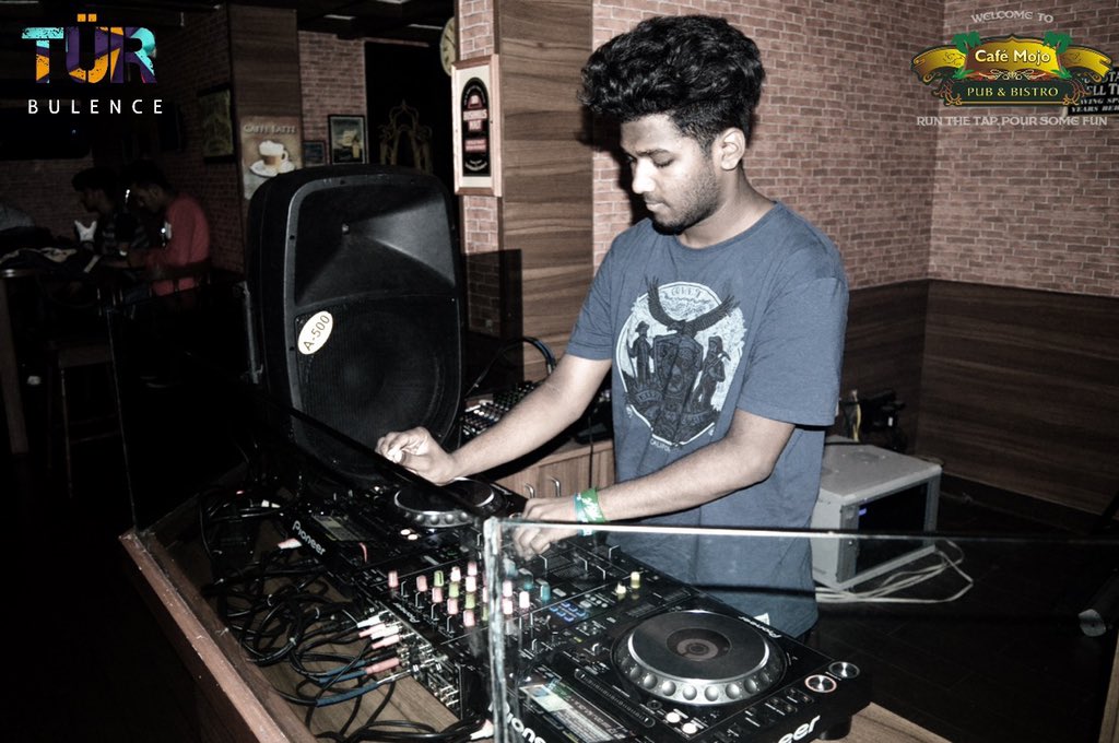 djjohnmarcuss's tweet photo. #dj #proneer #mixes #music #dj_john_marcuss #djjohnmarcuss #electro #djlife🎧 #djlife #mixer #cdj #cdj2000nexus #cafemojo #cafe #mojo https://t.co/eSwkpcTDkW