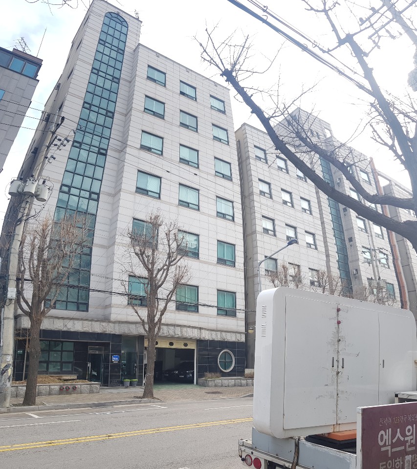 WingsForX1's tweet photo. [Day 36]

One Its, a hero is an ordinary individual who finds the strength to persevere and endure in spite of overwhelming obstacles.

– Christopher Reeve

______
Rising amidst uncertainties, today, our LED Truck visited Oui Entertainment.

#StandFirmForX1Unit
@x1official101 https://t.co/mel4gKbqak