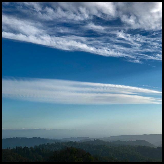davidtruog's tweet photo. Hazy mountains and layered clouds https://t.co/HWrHiCRRJZ