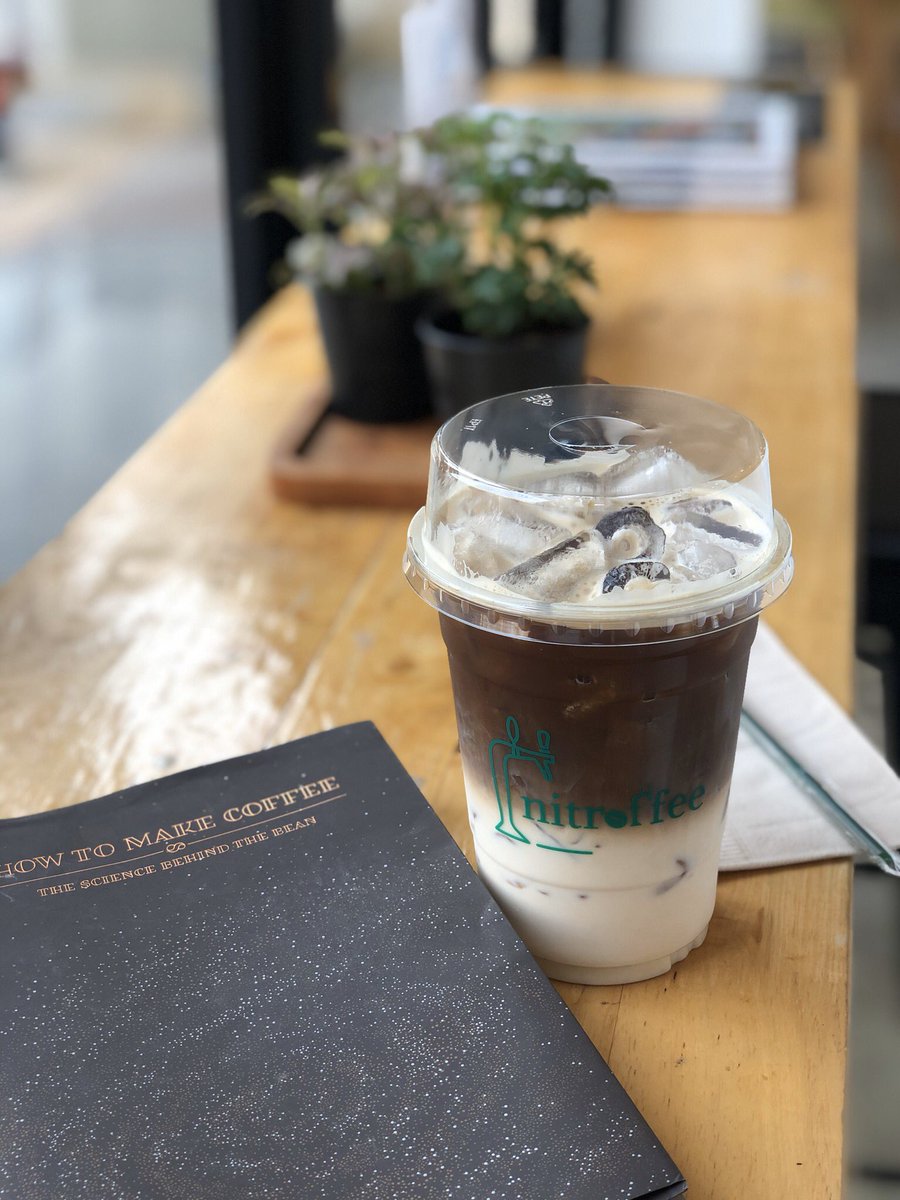PerngJaii's tweet photo. มาร้านนี้อีกรอบ เที่ยวนี้ลอง #NitroWhite รสกลมๆดีครับ ใช้เมล็ดคั่วเข้ม สกัดเย็น 69 บาทถ้วน 😀สำหรับวันที่อยากดื่มหลายแก้วนี่น่าจะดีเลยครับ #คาเฟ่เชียงใหม่ @aroii @gin100b https://t.co/kzqSwsNizL