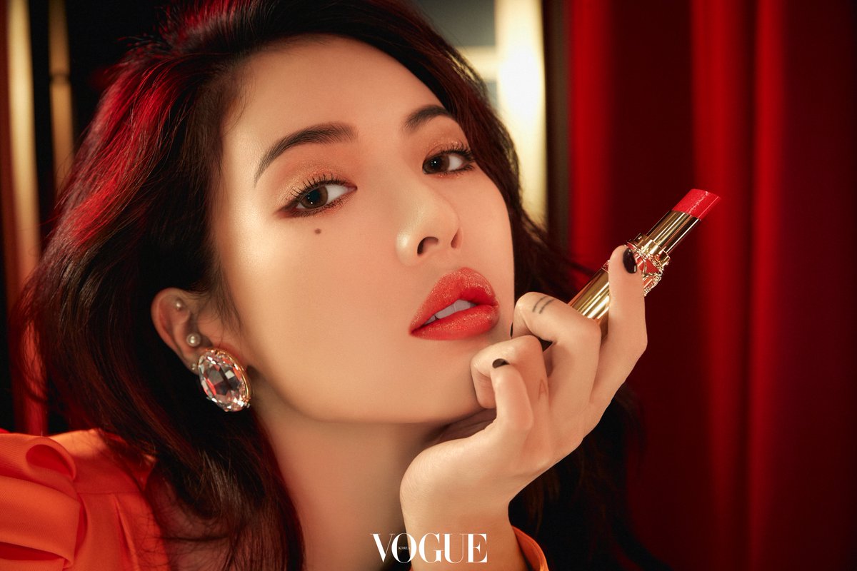 이번에 입생로랑 루쥬 볼륍떼 쉬머 샤인 샀는데 넘넘 이뿌자나💕~~~ 현아 보그 영상보고 쉬머샤인 105호 샀는데 쉬머샤인 104호도 탐나서 기회 보는중ㅎㅎㅎㅎ 
#입생로랑뷰티 #루쥬볼륍떼쉬머샤인 #루쥬볼륍떼샤인 #현아 #현아립스틱 #입생로랑립스틱 #쉬머샤인립스틱