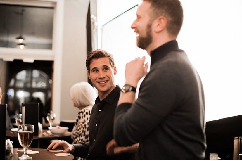 1000littlecuts's tweet photo. A smiling Andrew Creer (Tom) and director @THEJoshBrandon before the date night antics π₯
#AndrewCreer #1000LittleCuts #GetReady https://t.co/bQQxWA0imG