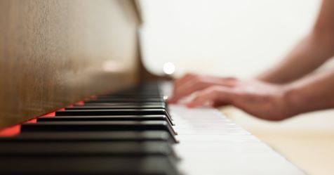 TiendeoColombia's tweet photo. ¿Sabes cuáles son los beneficios de tocar el piano? Nos ayuda a estimular el cerebro, aumenta las habilidades cognitivas, incrementa la productividad y concentración. ¡Aprende a tocar un instrumento! #Tiendeo 🎹 🎼
 https://t.co/t6n2vfC0tF https://t.co/bnMYF07r8r