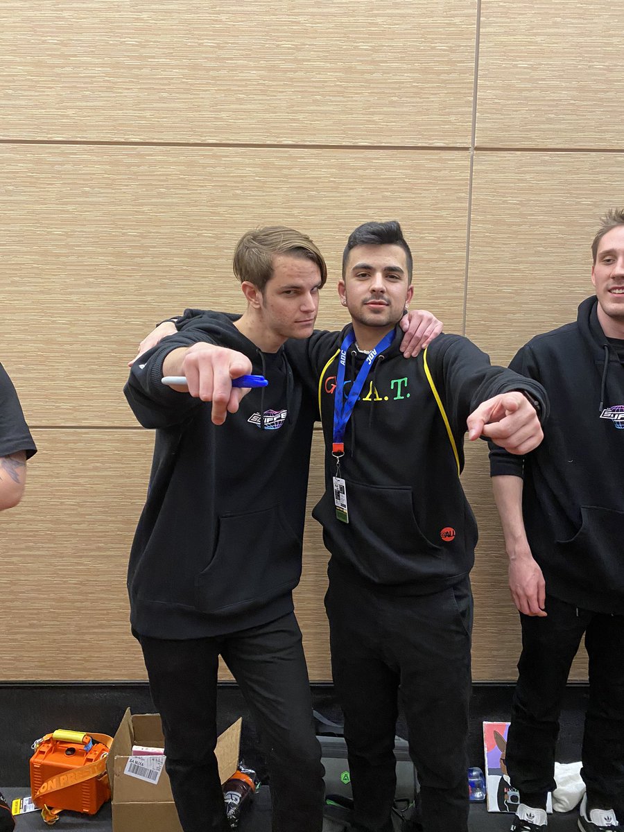 ArkeyeYT's tweet photo. These guys live out the dream I have and just seeing all the people they influence and mobs they can create off is motivational. I want to try and make 2020 a year of positivity and remembrance into shaping me and doing what I love, gaming and making people laugh. https://t.co/AeZfuuDcNX