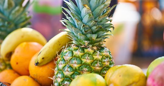 Tiendeo_Brasil's tweet photo. Você sabia que o abacaxi ajuda a reduzir inflamações do intestino? Além disso, esta fruta contém um alto nível de antioxidantes e ajuda a perder peso. Coma saudável! #Tiendeo 😉👌 https://t.co/LPOz1LNO4l https://t.co/WIEMQESJuF