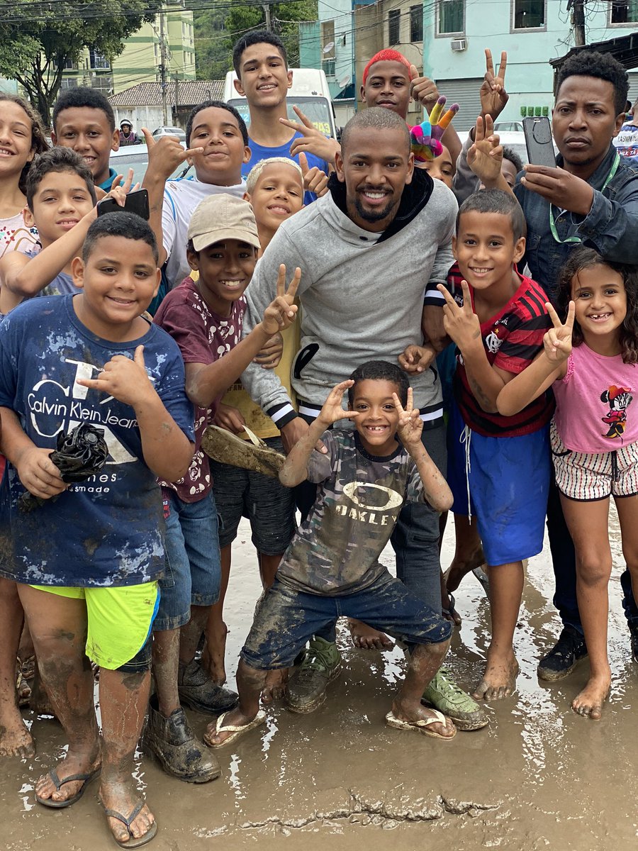 Não consigo dormir, pensando neste povo que perdeu tudo 😭😭😭😭😭😭 ajude a gente pai