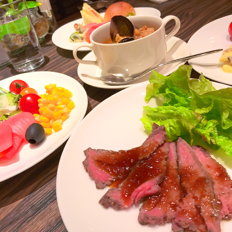 公式 Anaクラウンプラザホテル新潟 もうね 休止中止のお知らせばかりツイートしててさみしくなっちゃった から 今日のうちのお昼のビュッフェをですね 中の人が美味しくいただきました写真をですね 載せちゃうんです ビュッフェ再開したら皆さん食べに