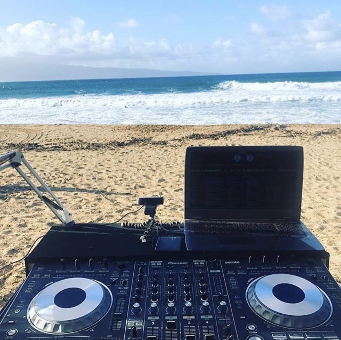 Aloha 🌸 RT if you wish you were on the beach right now #GirlOnWax #DJ #BeachDay #Maui