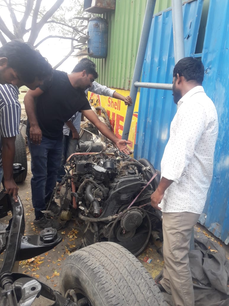 bct_ngo's tweet image. Students of BCT TMF SMART T center, Autonagar, who joined as mechanical trainees, receive training on the basics of a four-wheeler engine, at a car servicing centre. #enginebasics #mechanicaltraining