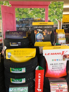 B220831's tweet photo. ３月に入りました！店内も、夏タイヤへ衣替えしました☺️
新商品の　ＶＥＵＲＯ　ＶＥ３０４　も展示中です！！性能もＵＰし、デザインもおしゃれで本当にこの春おすすめのタイヤです★デザインは、なんとデザイナーの和田智さんです♪ぜひ、見に来て、触って、体感してみてくださいね～😆 https://t.co/Jo2KrEFGwK