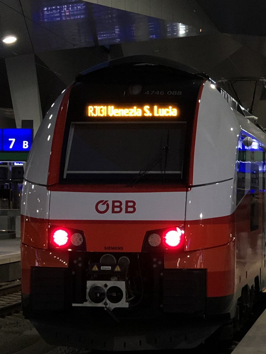 lukas_abulesz's tweet photo. Gab‘s für den #RJ131 keine bessere Alternative als einen #CityJet? Bekommen die, die Business Class bzw. 1. Klasse gebucht haben eine Entschädigung? @unsereOEBB https://t.co/UTLdS0fzrA