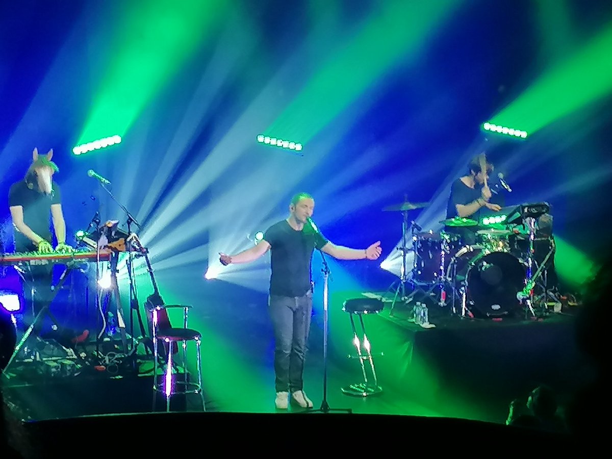 xav_lal's tweet photo. @Antoine__Elie super concert hier soir à #lacigale
Merci pour ce moment de partage vraiment sympa
#lebad #clopesskycola #souslamer #aie #laboite https://t.co/InOtgcB4Ya