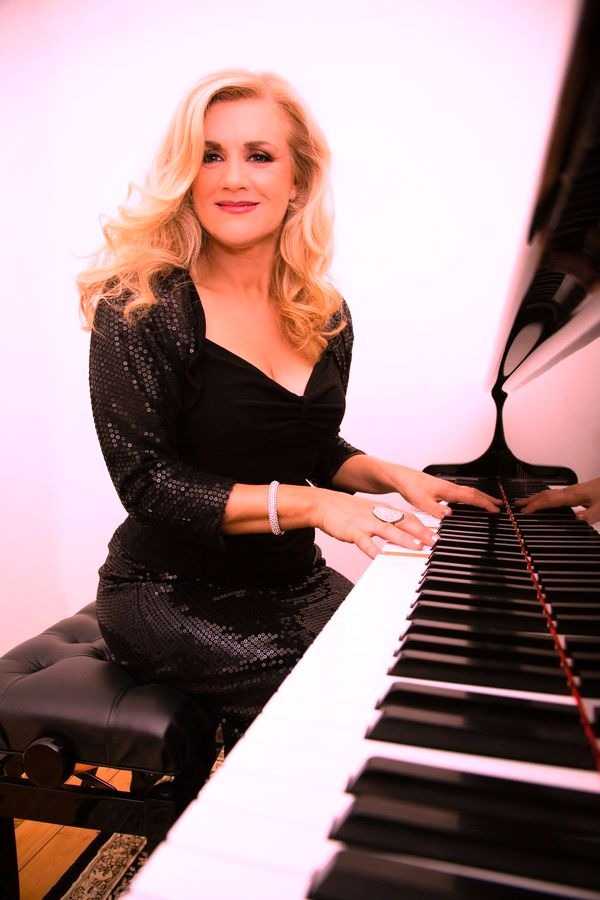 angiedeanmusic's tweet photo. Don't forget you can catch the fabulous Angie Dean in the #HighlanderBar in @StamfordHotels each Friday throughout March from 6:30pm - 10:30pm ✨🎵🎩

#whatson #livemusic #AngieDean #jazz #pop #blonde #piano #singer #drinks #whisky https://t.co/37VlRik8Ew