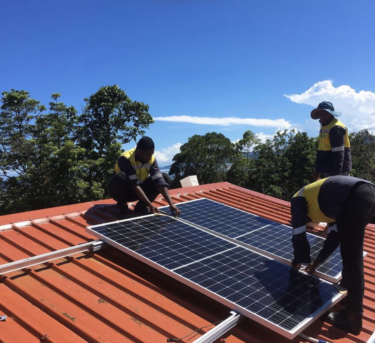 abubiskyresouc1's tweet photo. Installation in progress 
#renewableenergy 
#mrsolar https://t.co/mmAhzOG1QZ