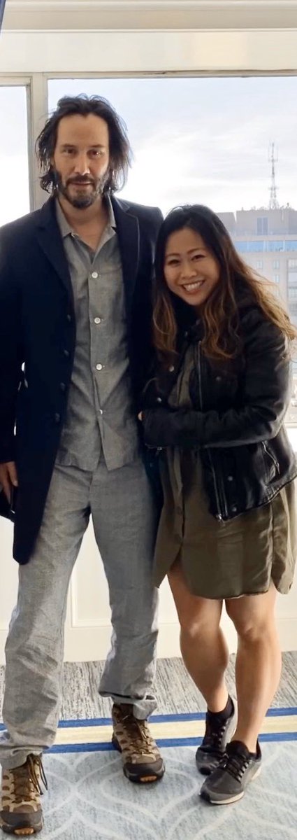 ch0ubella's tweet photo. Keanu shook my hand, asked for my name, suggested that we take a photo, asked to make sure the photo was good and then HUGGED me 🤗 I’m happy because I felt that I was able to brighten his day (look at that laugh!) the way he brightened mine. #keanu #keanureeves #matrix #matrix4 https://t.co/px09IULPF7