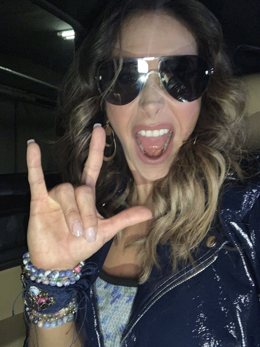 vanessaguzmann's tweet photo. LA ACTITUD ANTE LA VIDA ES TODO!!! #rockinglife #actitud #felicidad #vida #lentes #sunglasses no soy rock star porque NO tengo guitarra 🤣🤣 https://t.co/mrJr3EuP5D