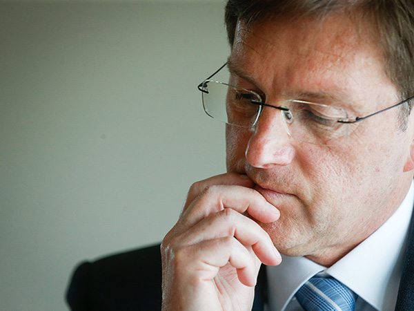 BojanPozar's tweet photo. #Požareport
Zaradi zgodovinskega spomina: 7 stvari, ki jih ne smete nikoli pozabiti o @MiroCerar. On je (bil) pa res pokvarjen politik brez časti.
Več: https://t.co/ZuQMtinh5S @StrankaSMC @vladaRS https://t.co/5nhZr0y8X2