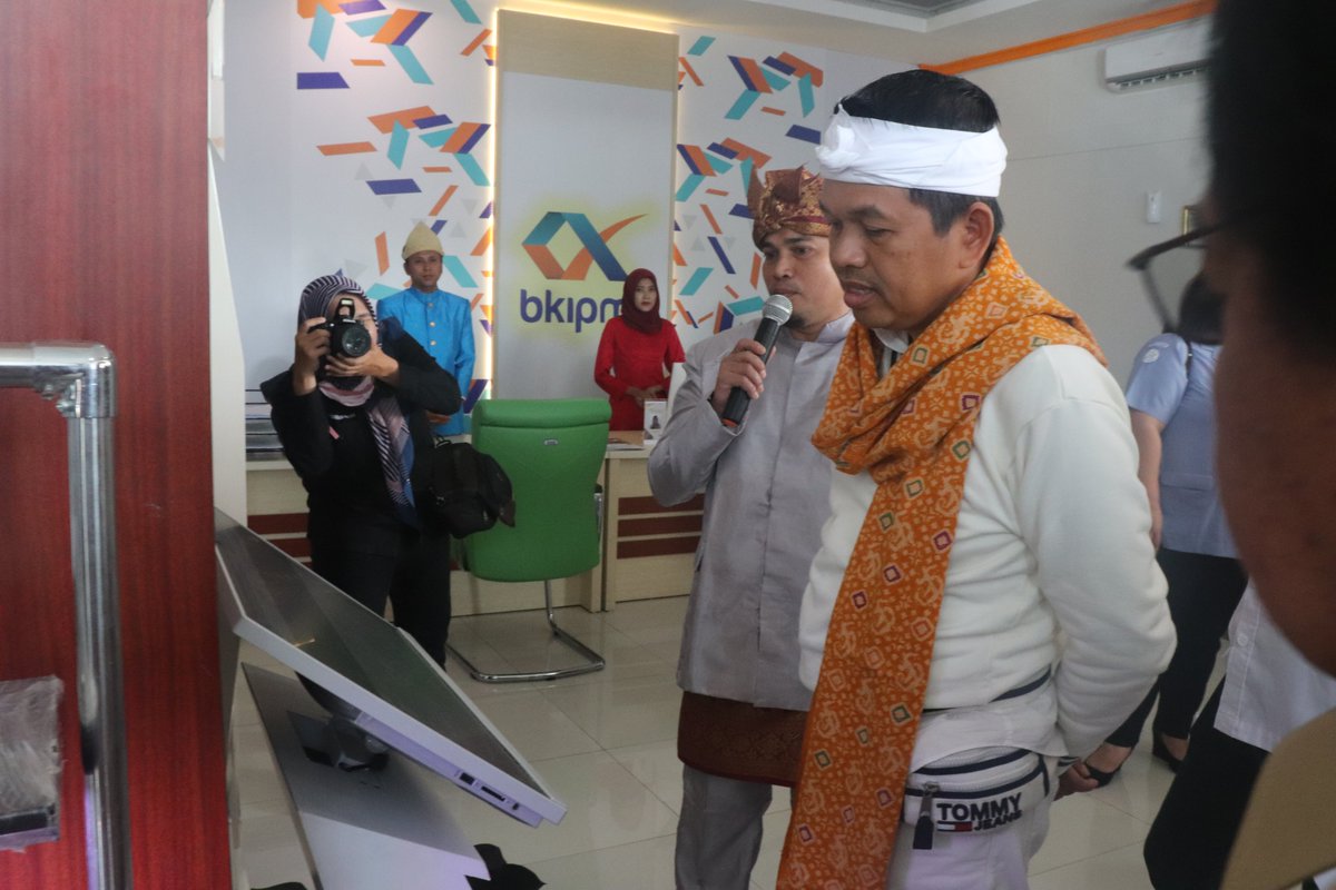 bppmhkp's tweet photo. @harimaryadi @Dr_MYusuf @BKIPMPkp Bapak @DediMulyadi71 dan rombongan menerima penjelasan dari bapak @Hasbullah_iwan terkait fasilitas yang dimiliki oleh @BKIPMPkp seperti buku tamu online, fasilitas utk difabel dan ibu menyusui, serta pelayanan dan keunggulan laboratorium #BKIPM

@harimaryadi 
@darwinsputra231 https://t.co/vxjejmuCYo