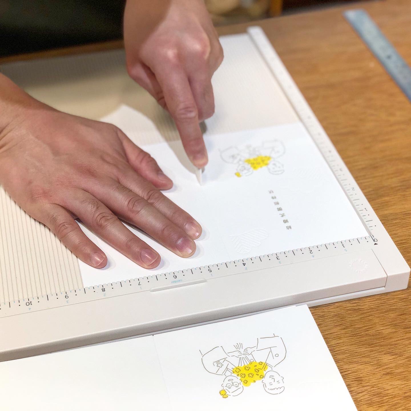 Echos かわいいイラストの結婚式招待状を作りに来てくださいました 透明インキ 黄色 金色の3色印刷で 仕上げに折り線加工と角丸加工の盛りだくさんの作業でしたが どれも綺麗に仕上がり素敵な招待状ができあがりました 活版印刷 結婚式招待状