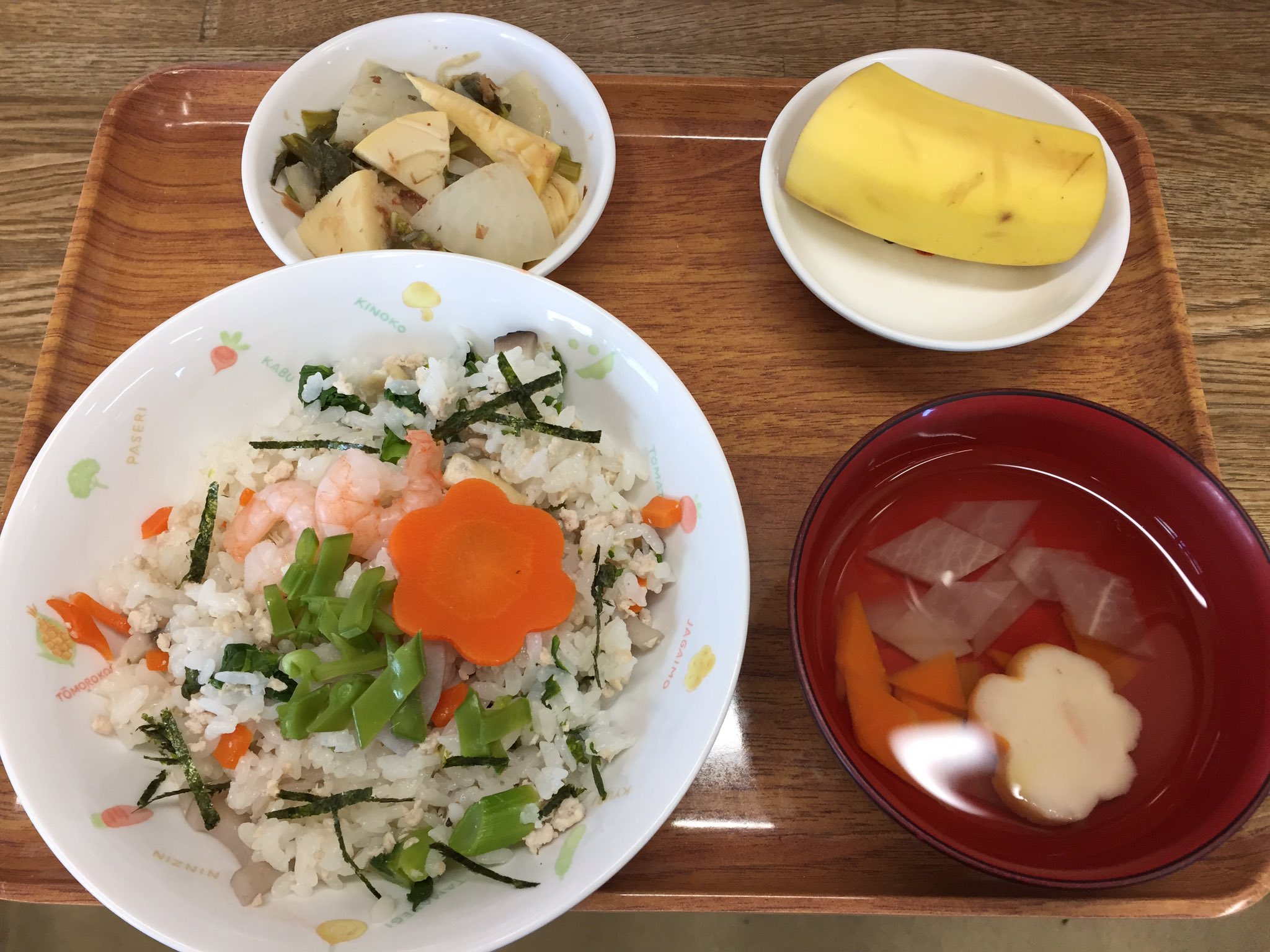 Twitter 上的 こうめごはん 3月3日 火 ひな祭りメニュー 給食 菜の花ちらし寿司 たけのことかぶの土佐煮 花麩のすまし汁 バナナ ちらし寿司の具の中には旬の菜の花が入っています ごはんの上には花型のにんじん 海老 さやえんどう 海苔をトッピングしました