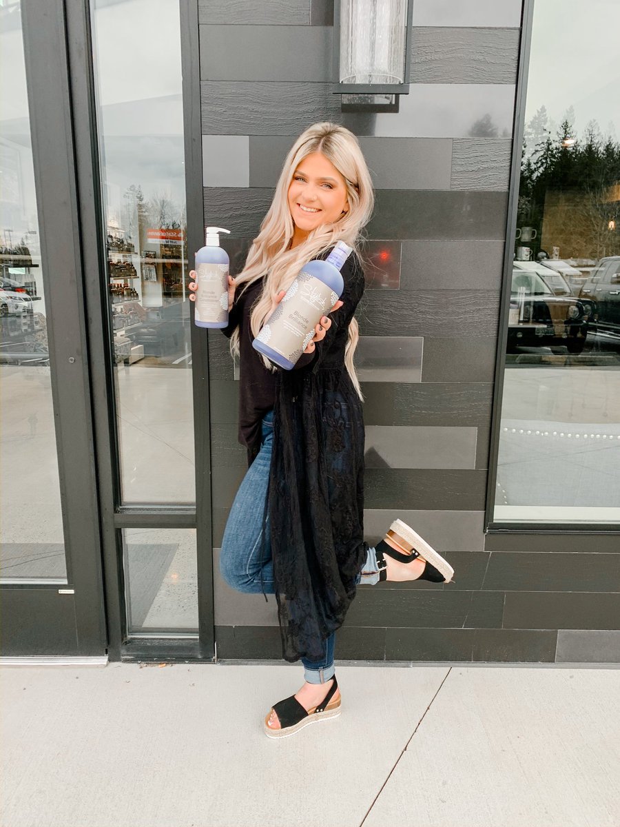 trinfellhauer's tweet photo. Hello beautiful ladies around the Area, go follow my hair insta and keep up to date when I’m taking clients and if you follow I’ll give you half off a hair cut when you show me 💞 (45$ cuts) or a free cut with any color service. Can’t wait to do your hair😍 https://t.co/XrsKzKN0Ls
