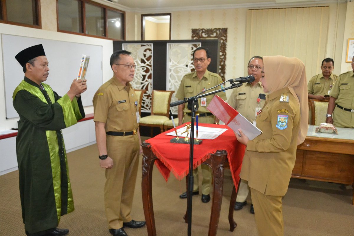 dyah_h_pratiwi's tweet photo. Atas persetujuan Mendagri saya melantik Drs Muhammad Fathurohman MSi sebagai Kepala @DindukcapilPbg. Selamat dan sukses kepada Pak Fathur, tingkatkan kinerja, cari inovasi untuk memberikan pelayanan prima dan cepat dalam hal dokumen administrasi kependudukan kepada masyarakat. https://t.co/atWuND90II
