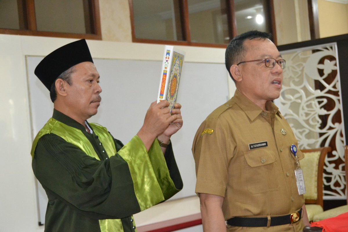 dyah_h_pratiwi's tweet photo. Atas persetujuan Mendagri saya melantik Drs Muhammad Fathurohman MSi sebagai Kepala @DindukcapilPbg. Selamat dan sukses kepada Pak Fathur, tingkatkan kinerja, cari inovasi untuk memberikan pelayanan prima dan cepat dalam hal dokumen administrasi kependudukan kepada masyarakat. https://t.co/atWuND90II