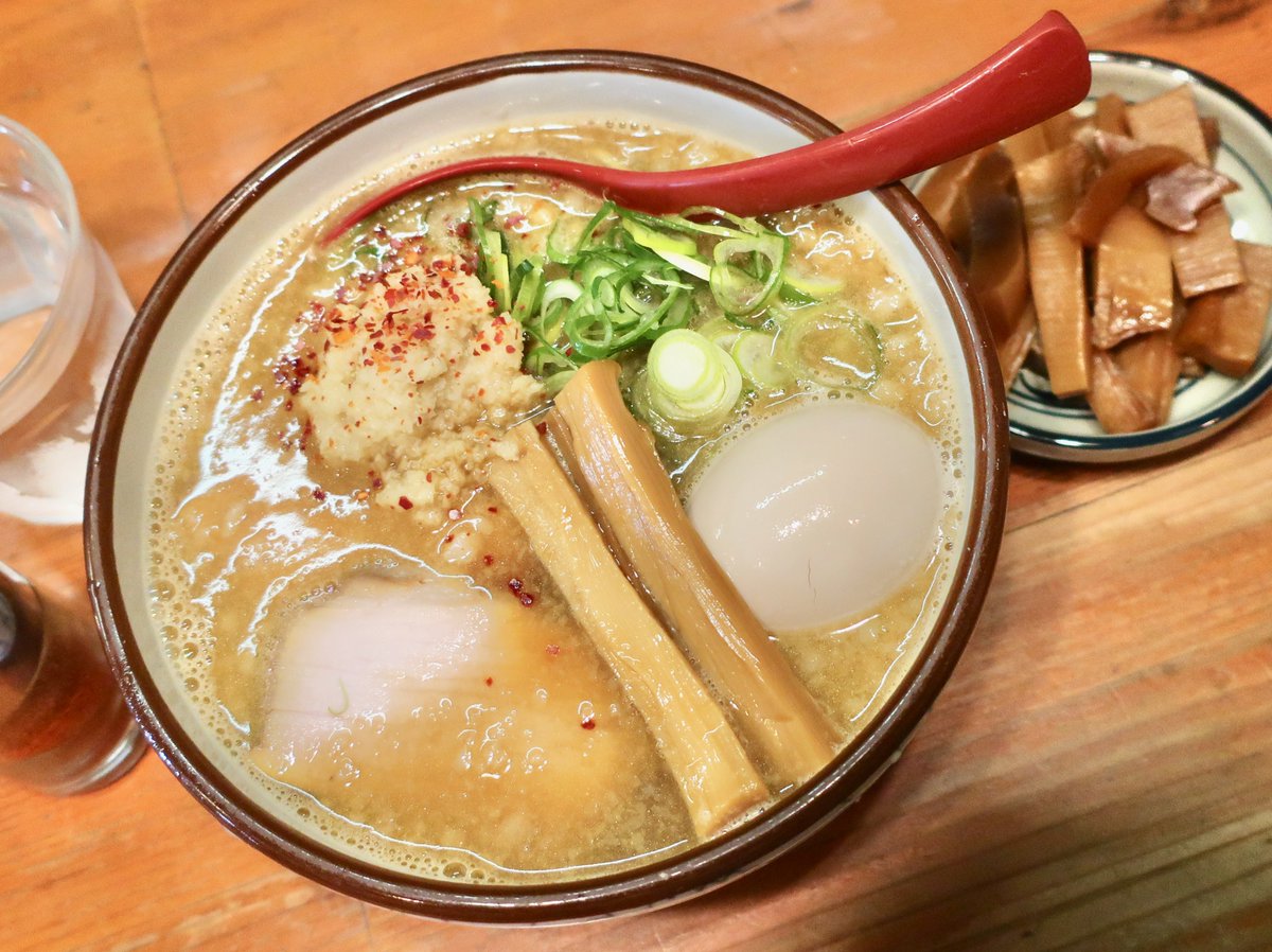 kiwo3joh's tweet photo. 月寒東『高橋』背脂しょうが醤油+味玉+くずメンマ
背脂がスープを覆って本来の色ではなく、味噌味にも見えます。さらに、一味唐辛子を纏ったおろし生姜がこんもりと。
おろし生姜がスープに混ざると、爽やかなキリッと感が出て実に飲み易い!😽👍#Ramen #Soy_Sauce_Flavor #Back_Fat #Grated_Ginger https://t.co/yXJ8mt2mys