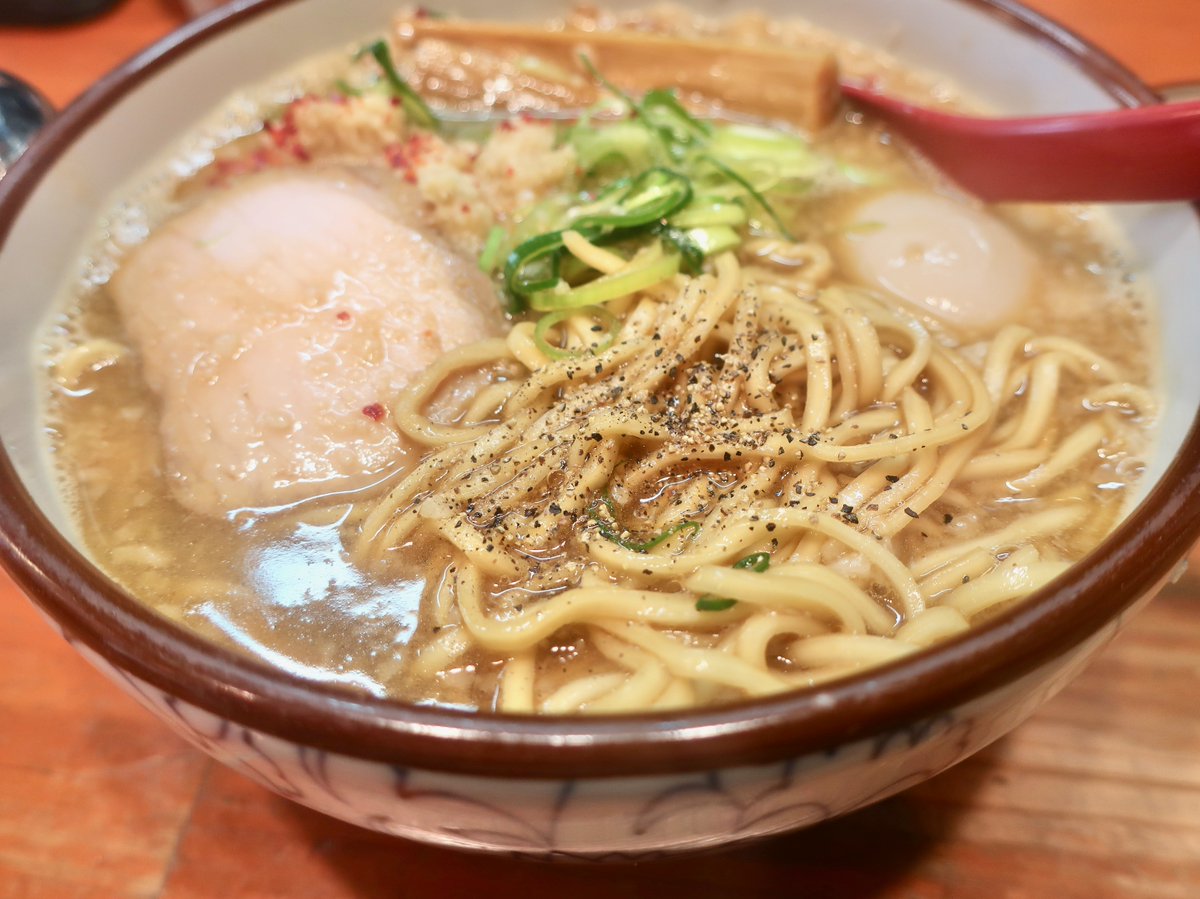 kiwo3joh's tweet photo. 月寒東『高橋』背脂しょうが醤油+味玉+くずメンマ
背脂がスープを覆って本来の色ではなく、味噌味にも見えます。さらに、一味唐辛子を纏ったおろし生姜がこんもりと。
おろし生姜がスープに混ざると、爽やかなキリッと感が出て実に飲み易い!😽👍#Ramen #Soy_Sauce_Flavor #Back_Fat #Grated_Ginger https://t.co/yXJ8mt2mys
