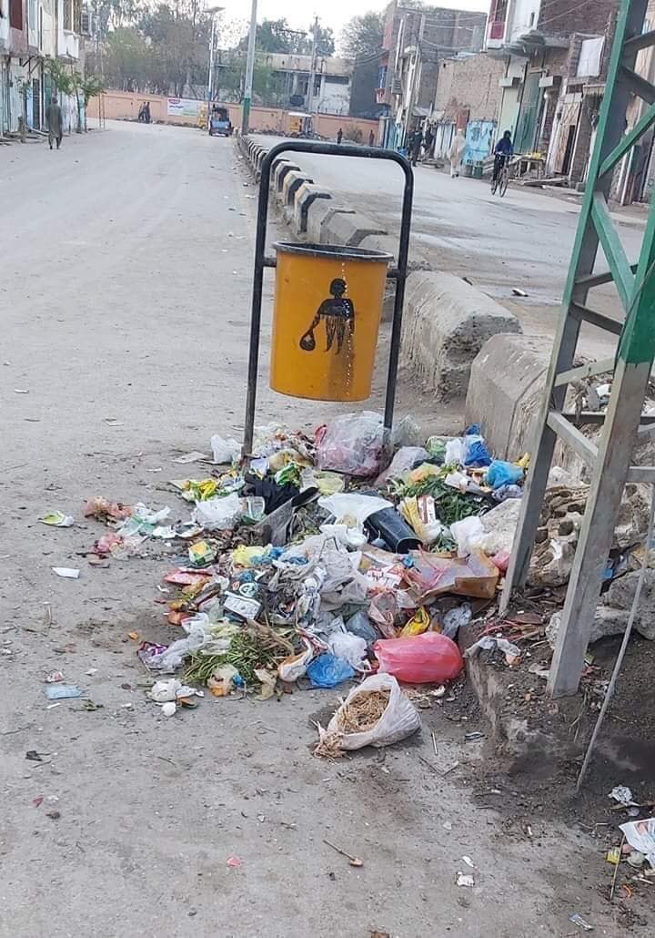 nighatiqbal123's tweet photo. This is the bitter reality and true face of our society...! 

حکومت کا کام اپکو سہولیات دینا ہے.
ہاتھ سے پکڑ کر انسان نہیں بنا سکتی...😡

.Share to aware please
#saveyourland #Saveyourfuture #SaveEnv #saveyourearth https://t.co/eHcUXcIEt3