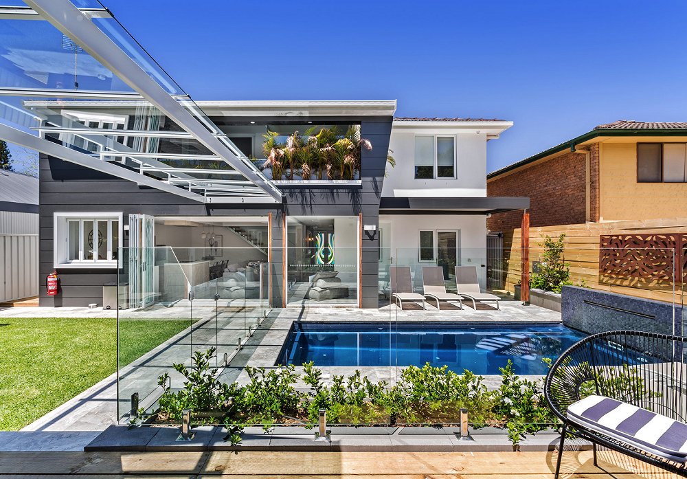 Located in the heart of #PortStephens, this #ShoalBay haven is perfect for your next family holiday 💛 Designed with entertainment and relaxation in mind the 'La Luna' property will definitely have you over the moon 🙌 bit.ly/2TtEAgu