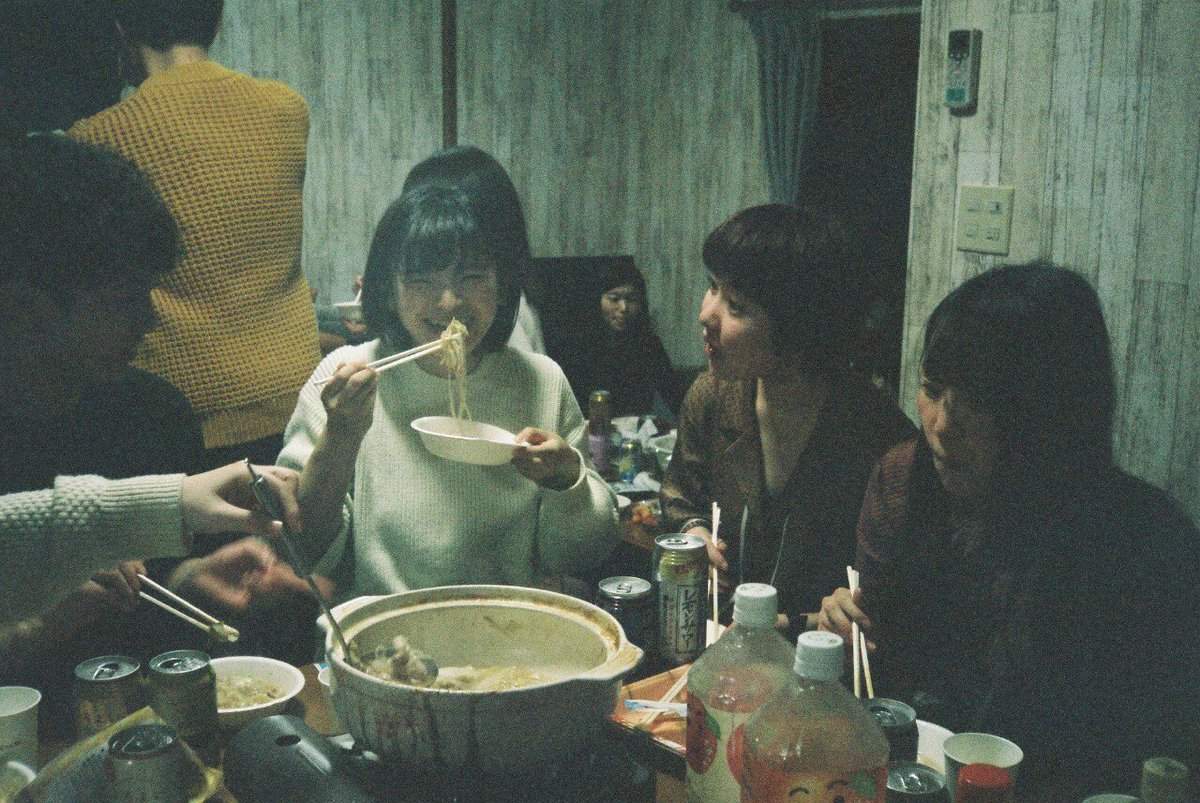 hosei_camerab's tweet photo. 新入生のみなさん
合格おめでとうございます🌸

法政大学カメラ部は、
部員数100人を超える法政大学公認サークルです📸 

先日、新2.3年生で箱根冬合宿を開催しました！

みんなでお鍋を囲んで仲を深め、
新1年生の入部を歓迎する準備はバッチリです🌈

#春から法政 
#camerab https://t.co/8rbHa29Owe