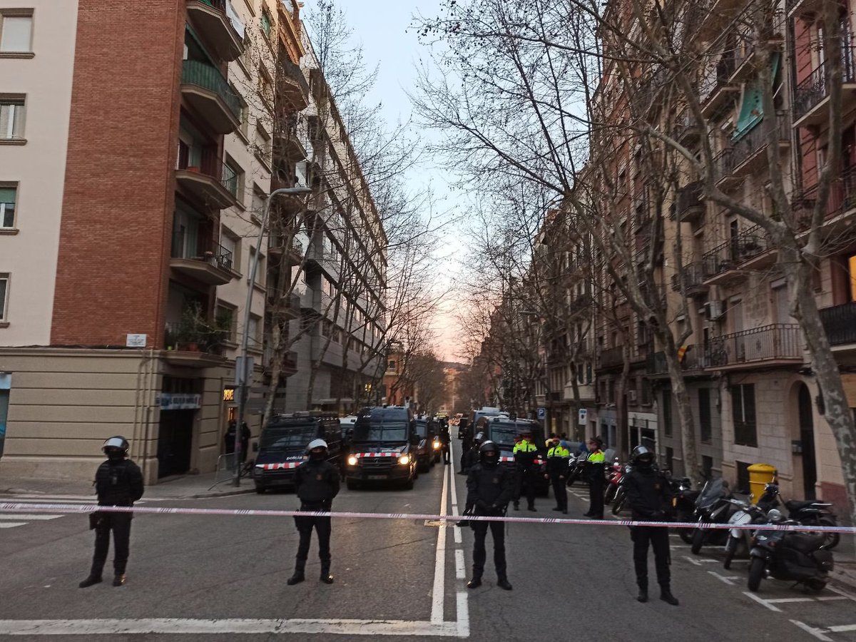 🛑 Els mossos ja són dins del <a href="/blocllavors/">Bloc Llavors</a> !

Ara només hi han dos posibiltats:

Que marxin fent el ridícul com l’últim cop que ho van intentar o que acabin desnonant a 6 famílies!🔥

De nosaltres depén ➡️ TOTHOM al C/ Lleida 38

#SomLlavors
#FuckCoronaVAURAS
