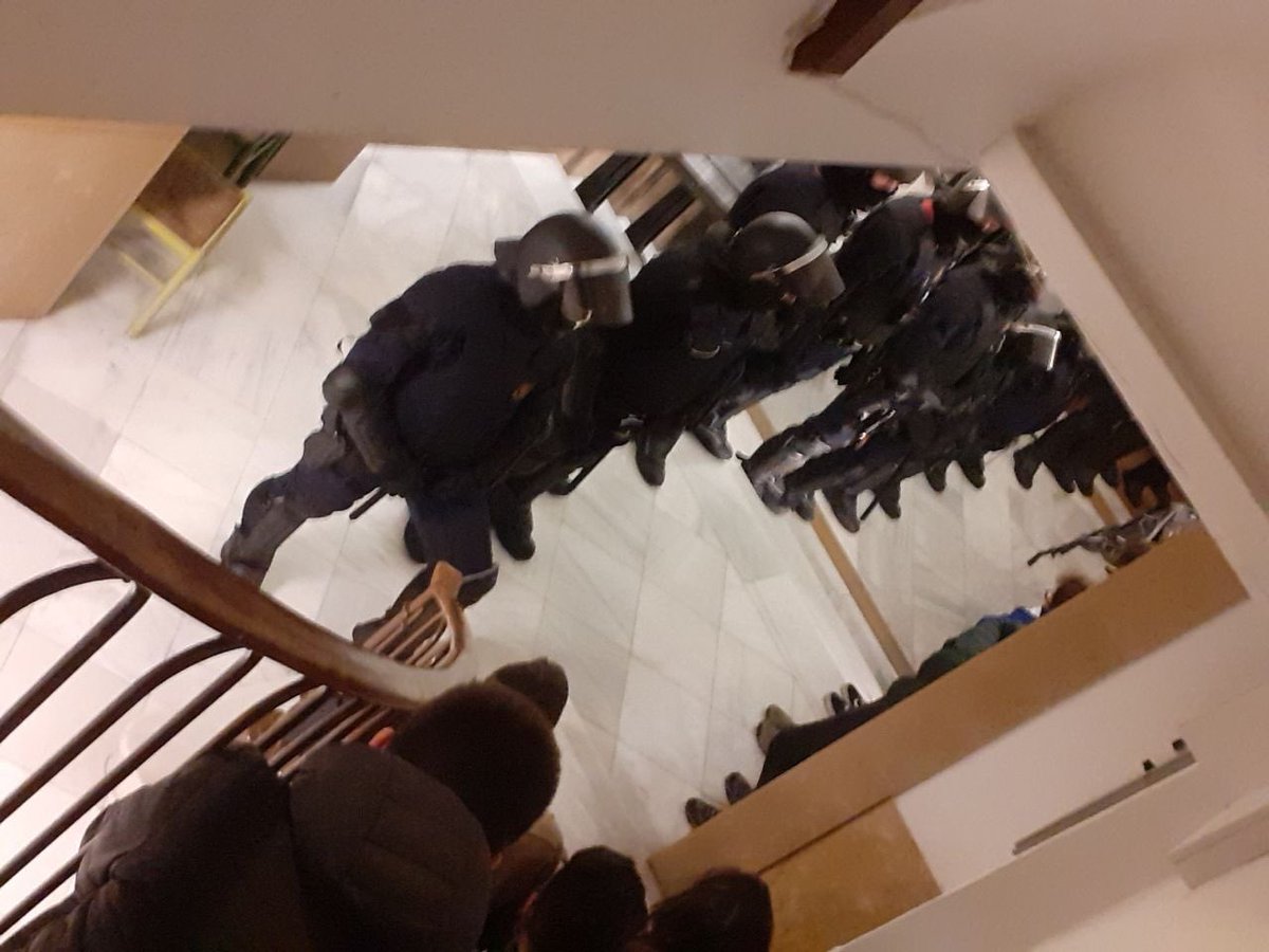 xarxamasnou's tweet photo. 🛑 Els mossos ja són dins del @blocllavors !

Ara només hi han dos posibiltats:

Que marxin fent el ridícul com l’últim cop que ho van intentar o que acabin desnonant a 6 famílies!🔥

De nosaltres depén ➡️ TOTHOM al C/ Lleida 38

#SomLlavors
#FuckCoronaVAURAS https://t.co/Hh2ZbRbho7