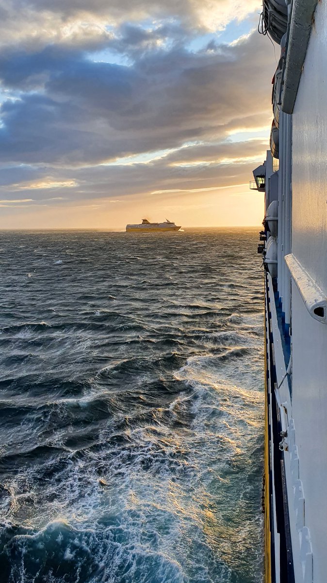 KalieDeshayes's tweet photo. Retour à #Toulon à bord du #MegaExpressTwo 💛 et bonjour à nos amis du #MegaExpress 😀 en route pour #Bastia 💛
#corsicaferries #megaexpress #megaexpresstwo #navigialle @Corsicaferries https://t.co/4mGeamv0Yf
