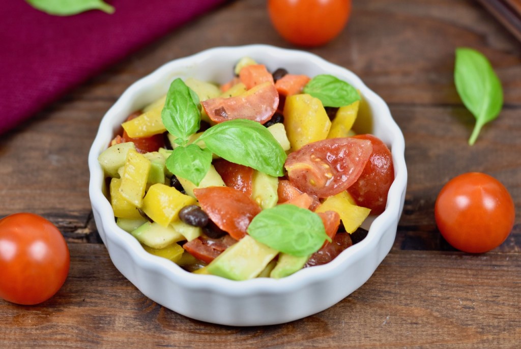 elamahler's tweet photo. BUNTER AVOCADO-SALAT MIT TOMATEN
Avocado, knackiges Gemüse und ein fruchtig frisches Dressing. Mein Salat ist einfach und schnell gemacht. Das Rezept ist vegan.
#Rezepte #Rezept #Foodblogger #Foodblog #FlipBlogger #essen #kochen https://t.co/ROowdDE9Wd https://t.co/DBHe3yPf8t