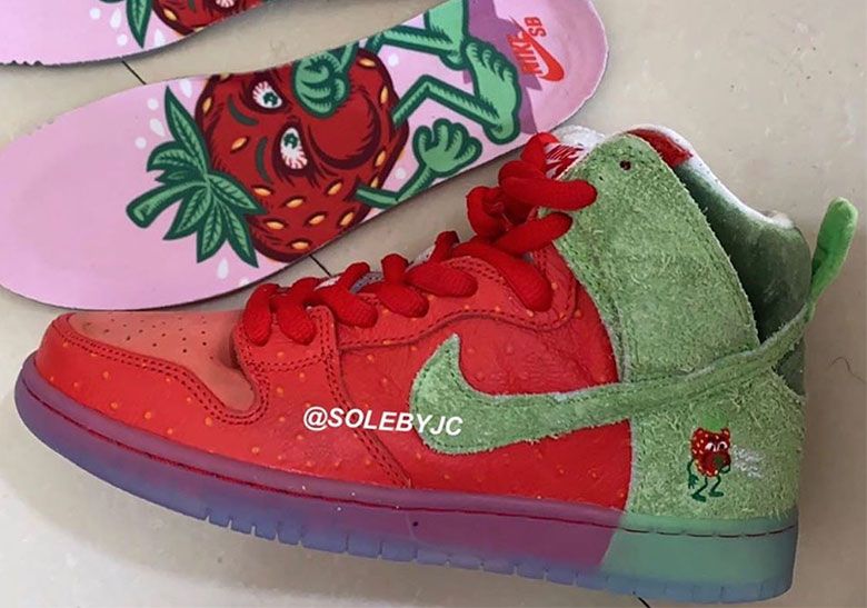 SneakerNews's tweet photo. First look at Nike SB's Dunk High "Strawberry Cough" slated to drop in April 2020  https://t.co/AQ7FOXSBFq https://t.co/S4tdihMiju