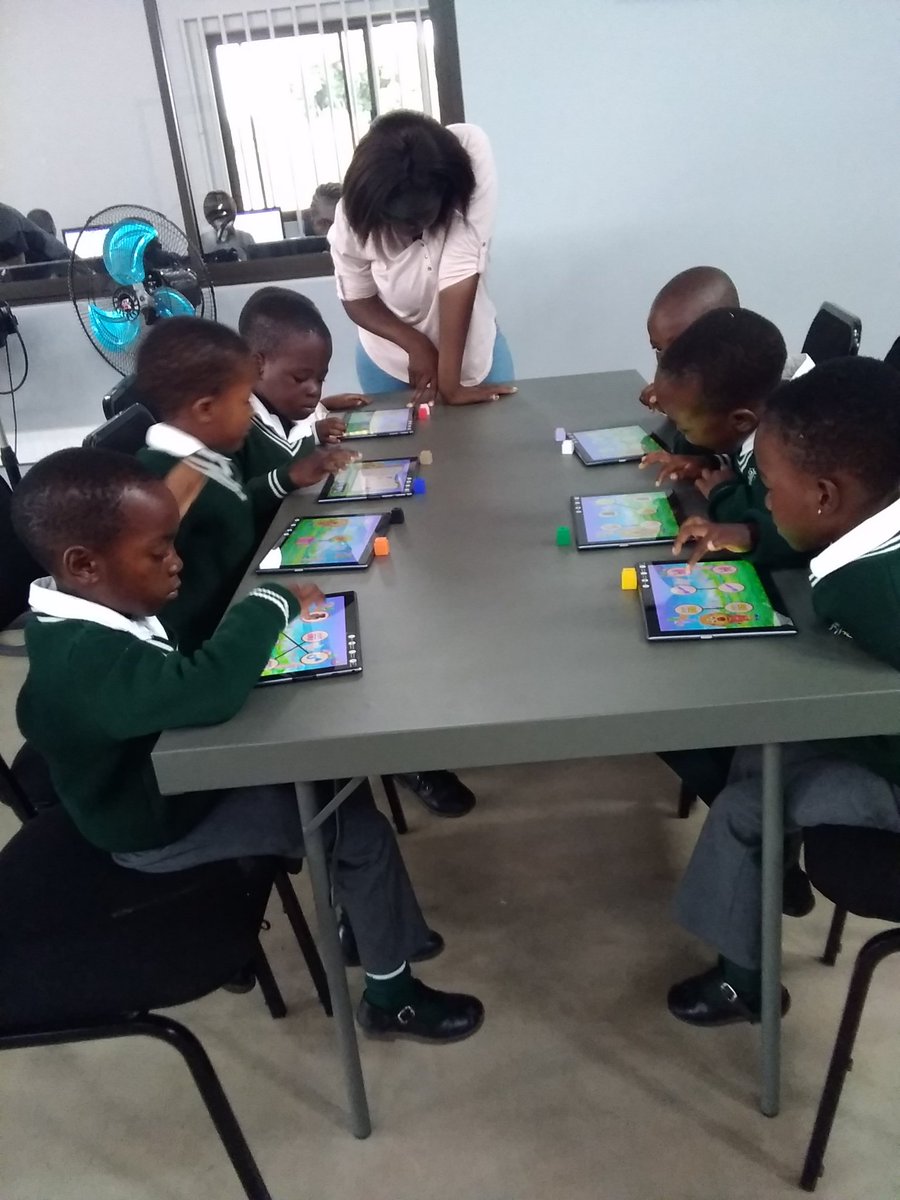 Ngobeni_Gwf's tweet photo. #OpenLearningAcademy Mahlahluvana grade 1 learners @DumphriesDLC matching pictures and colours #WonderFieldLearning @GwfOnline https://t.co/fX1afJB78l