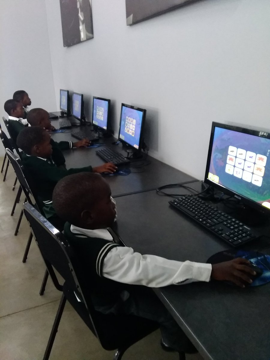 Ngobeni_Gwf's tweet photo. #OpenLearningAcademy Mahlahluvana grade 1 learners @DumphriesDLC matching pictures and colours #WonderFieldLearning @GwfOnline https://t.co/fX1afJB78l