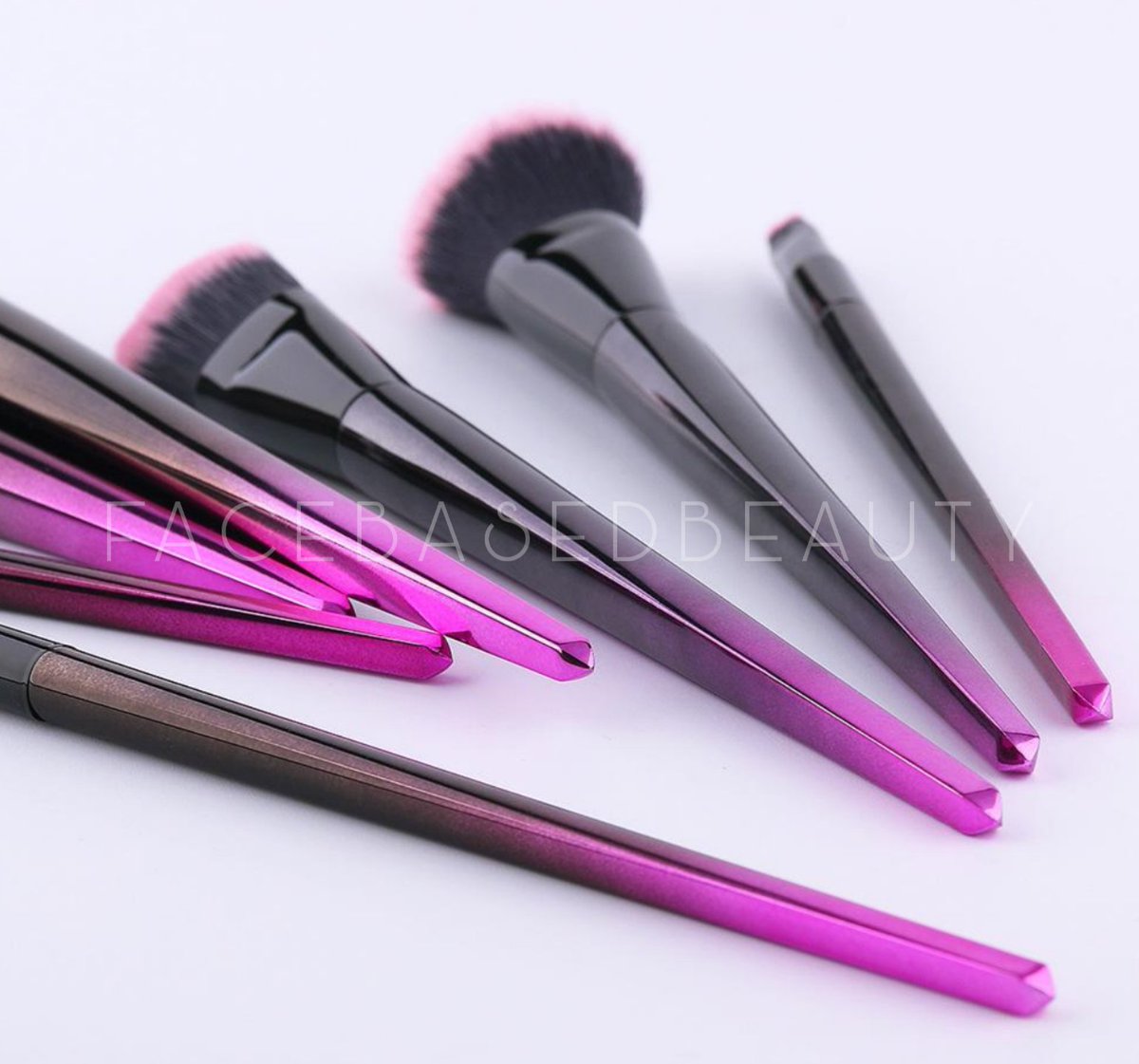 BeautyIsYou_Co's tweet photo. 👀 LATE NIGHT SNEAK PEEK! 

🗯 You can't have a beauty store without makeup brushes!! 🖌 7pc Sets! 💯 Vegan + 💯 Cruelty Free 
#makeupbrushes #comingsoon #brushes 
Available at @FaceBasedBeauty #SUMMER2020 https://t.co/hyk6Vtmftu