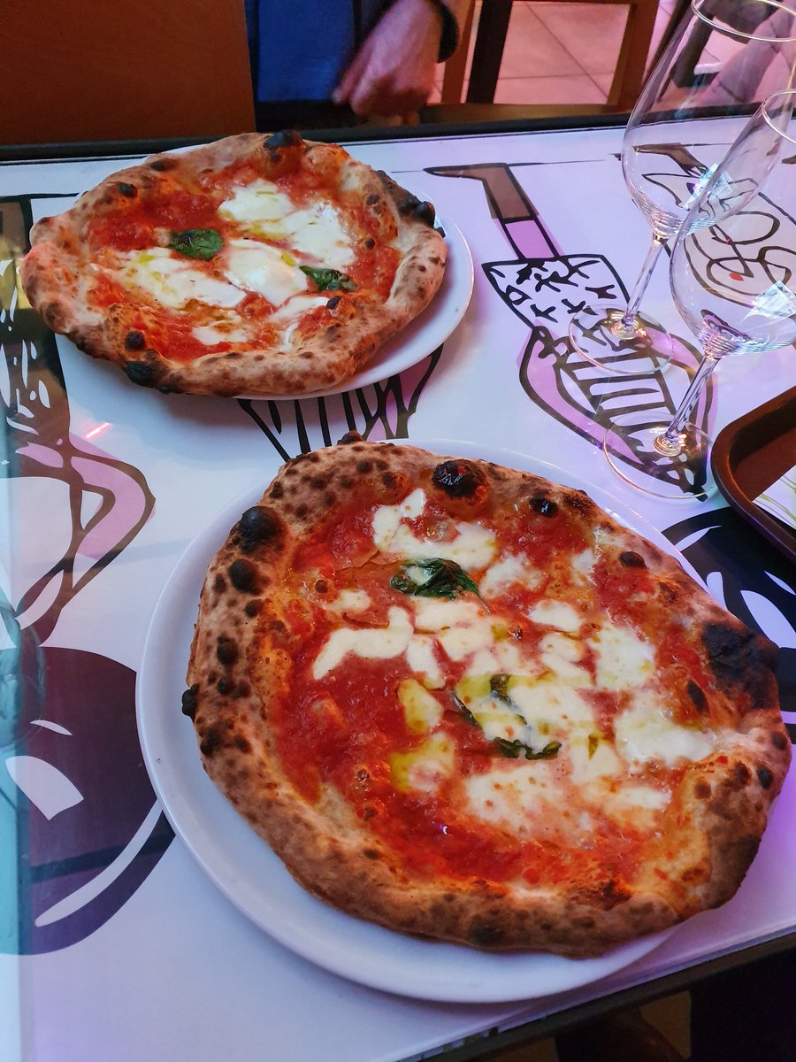 heardinflo's tweet photo. Top pizza at the Mercato Centrale in Florence 👍
#florence #pizza #firenze #italy #italia #visititaly #visitflorence https://t.co/gez8trCWPi