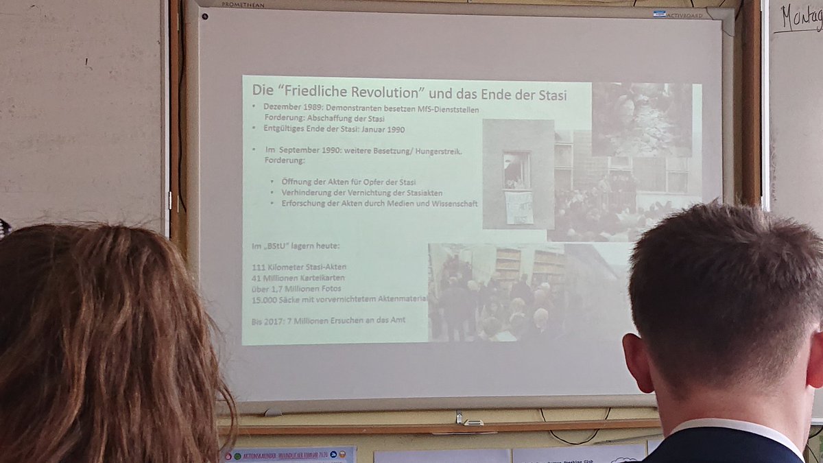 KingsmacGerman's tweet photo. Our #GermanAssistant leading the fortnightly #A04Klub for #GermanALevel students. This ten-minute lunchtime mini-lecture ist ein Treffer! #Mfltwitterati #DeutschLernen 🇩🇪 👍 https://t.co/RG7fDCJfX8