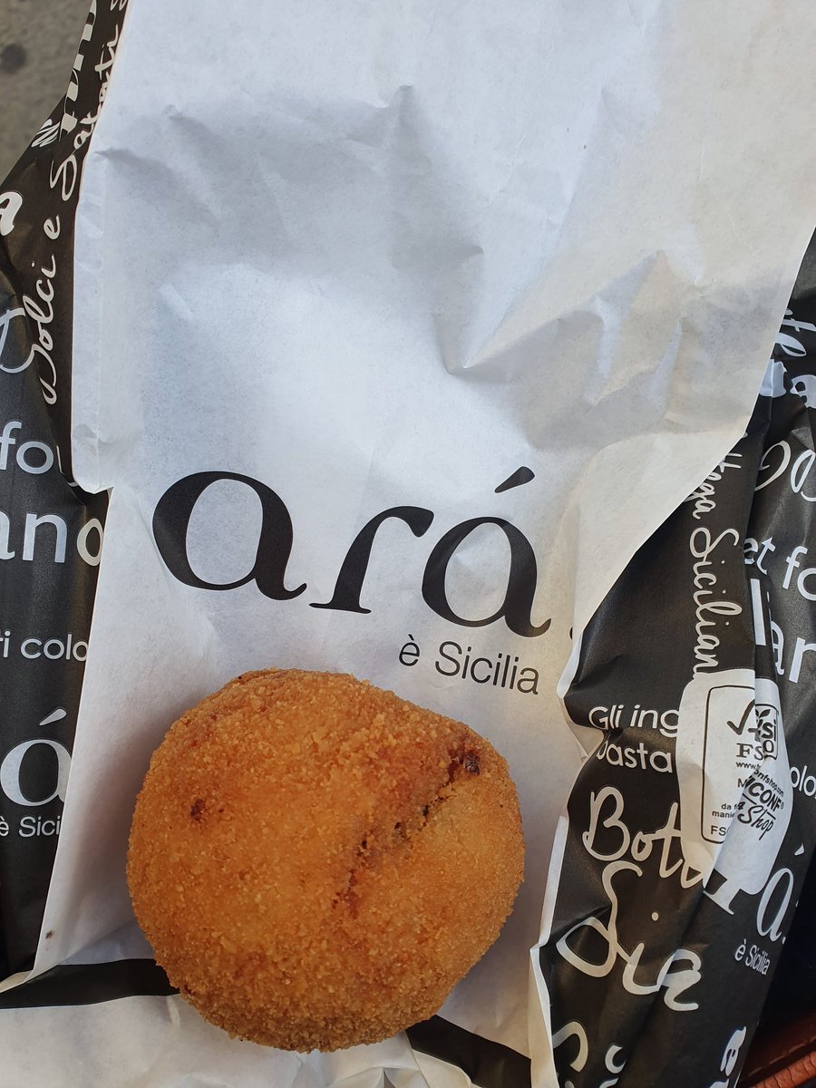 heardinflo's tweet photo. A taste of Sicily in Florence 🌞 delicious arancini from Ará are a perfect lunch on the go!
#ara #araesicilia #araesud #florence #florenceeats #florencefood #florencefoodie https://t.co/HaDULo2xBD