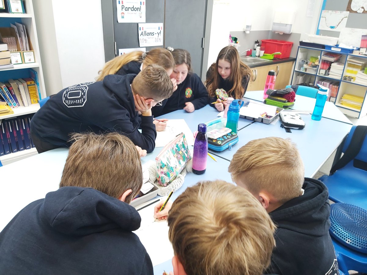 FoxCovertPS's tweet image. #p7fcps watched a video about life in the trenches and medicine available to soldiers.  We checked our listening and understanding by having &apos;graffiti walls&apos; full of information.  Well done P7!