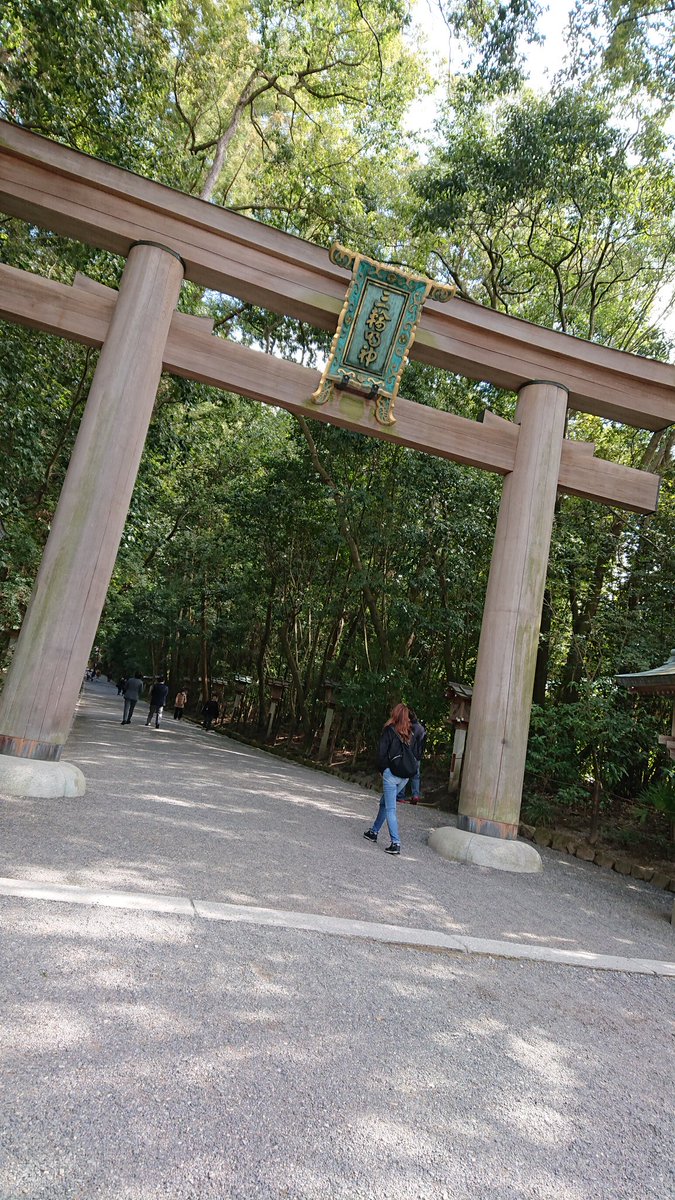 ゆぅみ 神様が蛇なので お供え物が卵なの 大神神社というところです 伊勢神宮に似た空気感 とても気持ちの良い一日