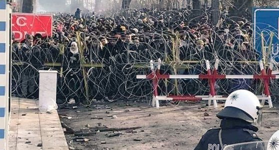 manginobrioches's tweet photo. Quando ci chiederanno: "Ma voi dov'eravate, mentre succedevano quelle cose in #Grecia?", diremo che cercavamo l'#amuchina per lavarcene le mani. https://t.co/38x5pLotqH