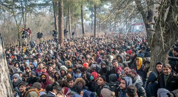 manginobrioches's tweet photo. Quando ci chiederanno: "Ma voi dov'eravate, mentre succedevano quelle cose in #Grecia?", diremo che cercavamo l'#amuchina per lavarcene le mani. https://t.co/38x5pLotqH