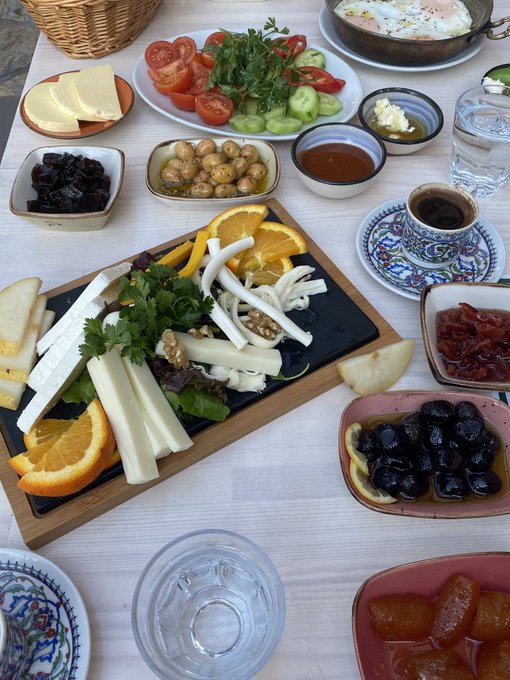 Turkish breakfast 😛 https://t.co/XeAuOHZTR9<a href="/tag/teasers"class="tags"><span>#teasers</span></a>